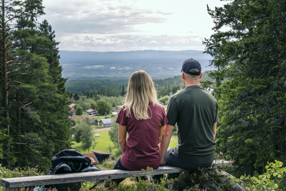 Par sitter och tittar ut över skogen