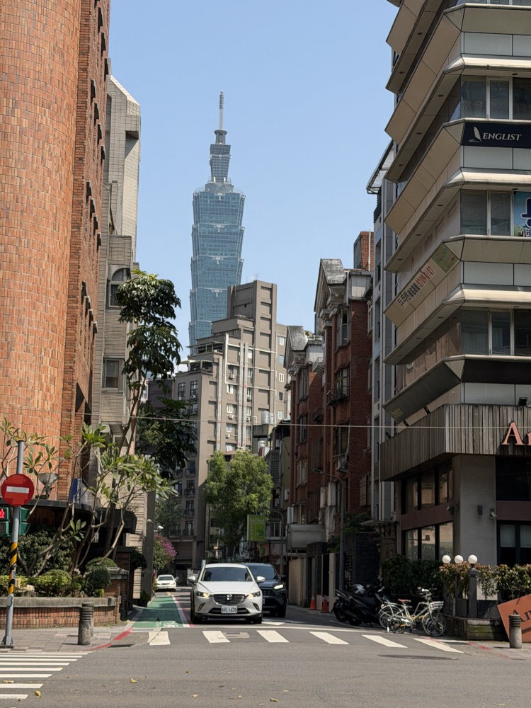 Stadsbild med Taipei 101 skyskrapa mellan huskropparna