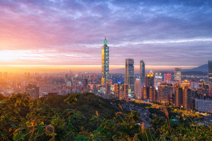 Taipei stad i solnedgång