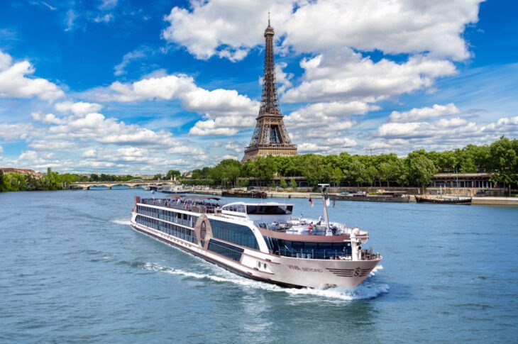 viva beyond kryssning i Paris med Eiffeltornet i bakgrunden