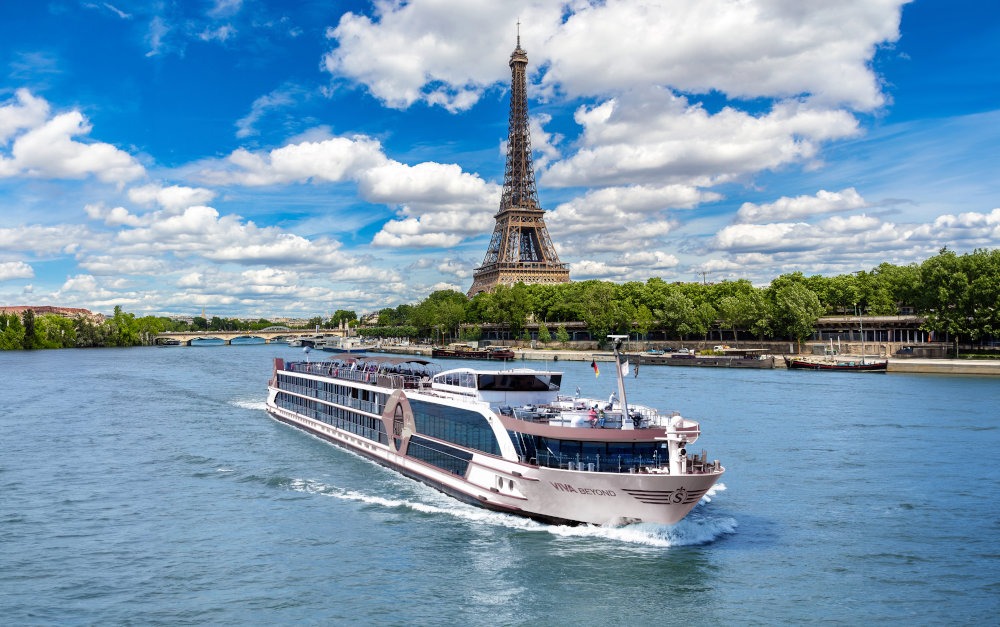 viva beyond kryssning i Paris med Eiffeltornet i bakgrunden