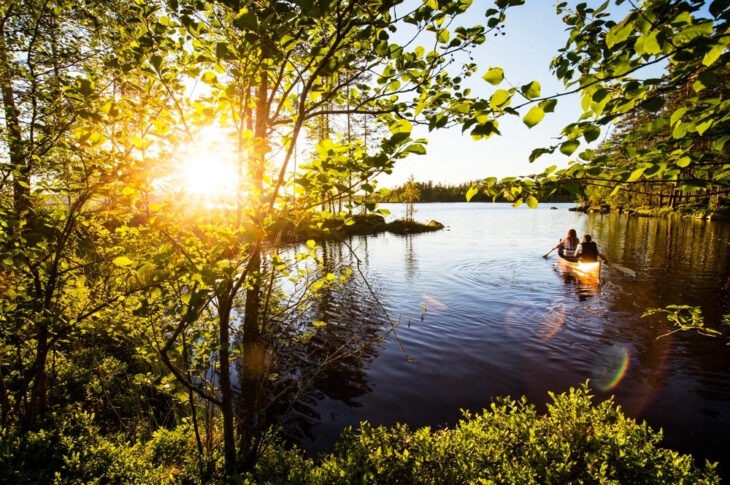 Kanot i vattnet vid solnedgång
