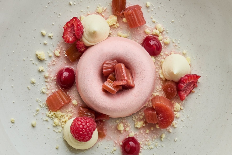 rosa dessert med hallon och rabarber, sett uppifrån