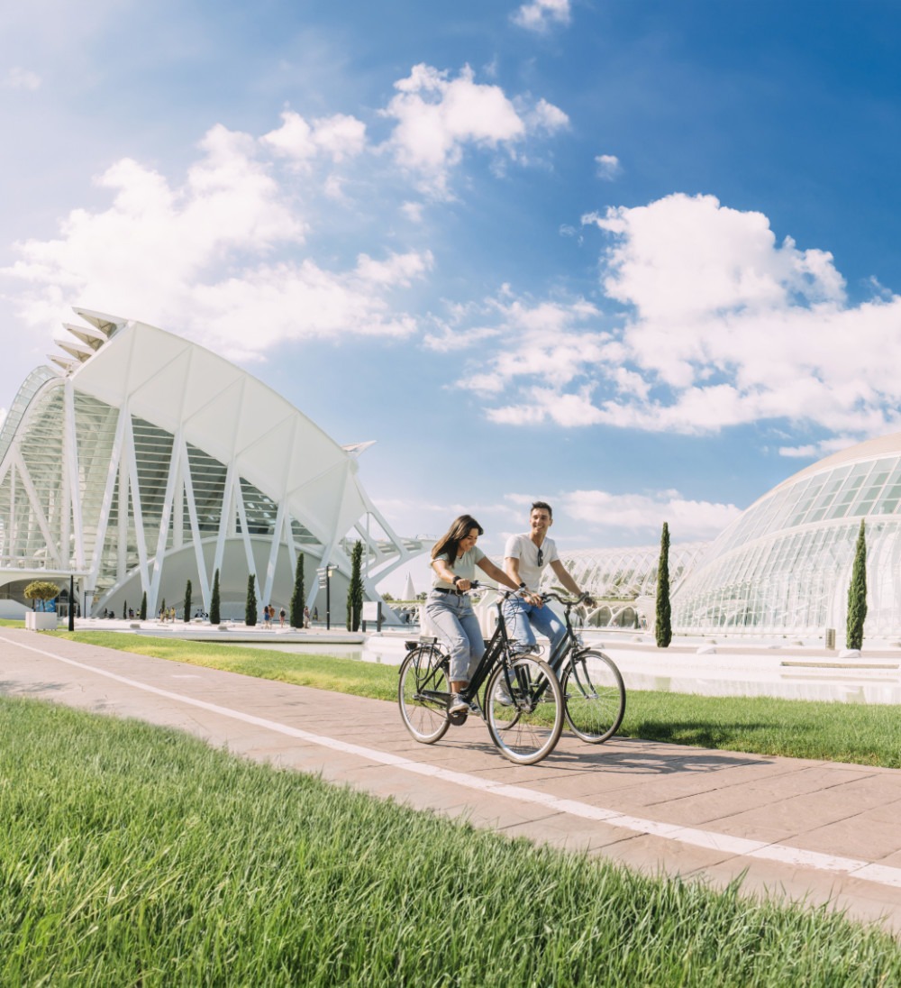 Ett par cyklar framför futuristiska byggnader vid Konst- och vetenskapsstaden i Valencia.